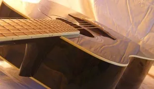 Як вставити струну в гітару