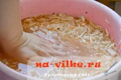 Капуста квашена з яблуками і кропом - рецепт з фото
