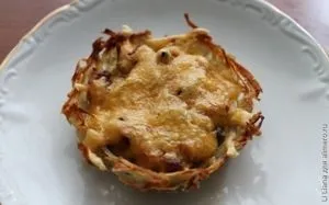 Картопляні тарталетки з куркою і грибами (кошички з картоплі) Картопляні тарталетки з куркою і грибами
