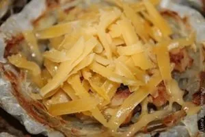 Картопляні тарталетки з куркою і грибами (кошички з картоплі) Картопляні тарталетки з куркою і грибами