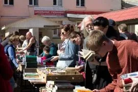 Книжковий ярмарок в дк їм
