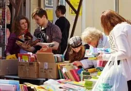 Книжковий ярмарок в дк їм