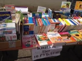 Книжковий ярмарок в дк їм