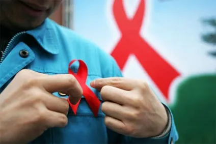 Червона стрічка - символ боротьби зі СНІДом і солідарності з ВІЛ-інфікованими (боротьби) Червона стрічка - символ боротьби зі СНІДом і солідарності з ВІЛ-інфікованими