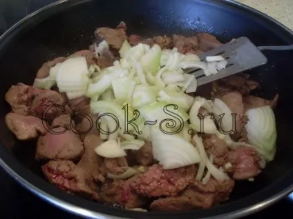 Куряча печінка в сметані з цибулею на сковороді - рецепт з фото (різне) Куряча печінка в сметані з цибулею на сковороді - рецепт з фото
