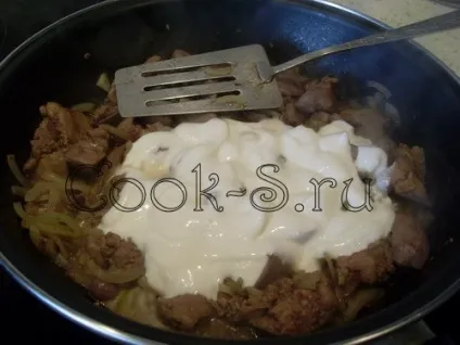 Куряча печінка в сметані з цибулею на сковороді - рецепт з фото (цибулею) Куряча печінка в сметані з цибулею на сковороді - рецепт з фото