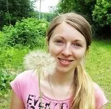 Стрічки на голові бантиком (були сколоти формі бантика) Стрічки на голові бантиком