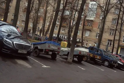 Легальний спосіб - застовпити - паркувальне місце у дворі (є приватною власністю) Легальний спосіб - застовпити - паркувальне місце у дворі