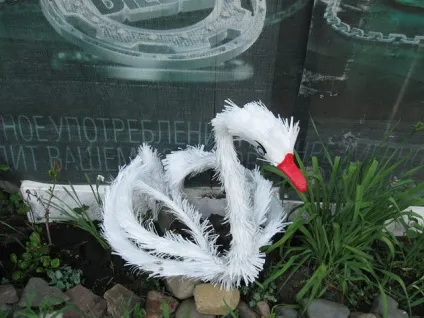Лебідь з пакетів