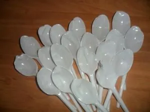 Лілія з пластикових ложок