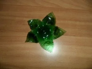 Лілія з пластикових ложок