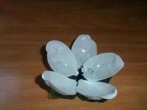 Лілія з пластикових ложок