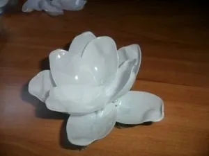 Лілія з пластикових ложок