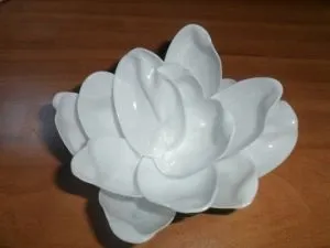 Лілія з пластикових ложок