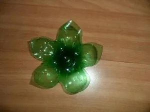 Лілія з пластикових ложок