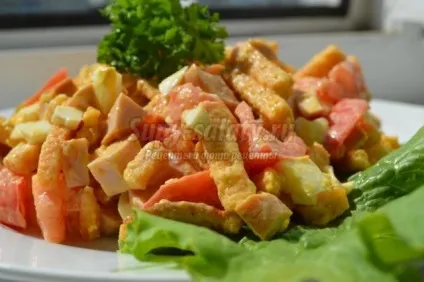 Літній салат з сухариками, ковбасою і помідорами (сухариками ковбасою помідорами) Літній салат з сухариками, ковбасою і помідорами