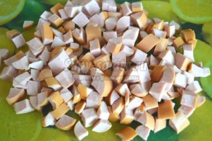 Літній салат з сухариками, ковбасою і помідорами (салат з сухариками і куркою) Літній салат з сухариками, ковбасою і помідорами