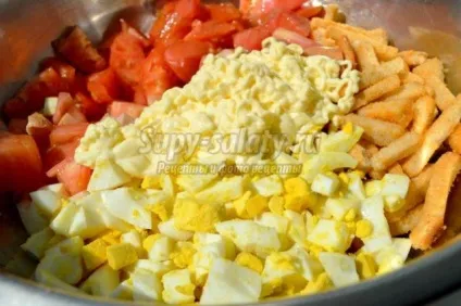Літній салат з сухариками, ковбасою і помідорами (ковбасою і помідорами рецепт) Літній салат з сухариками, ковбасою і помідорами