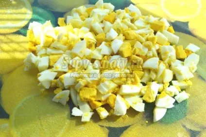 Літній салат з сухариками, ковбасою і помідорами (Салат сухариками ковбасою) Літній салат з сухариками, ковбасою і помідорами