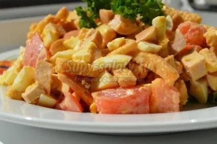 Літній салат з сухариками, ковбасою і помідорами (ковбасою і помідорами) Літній салат з сухариками, ковбасою і помідорами