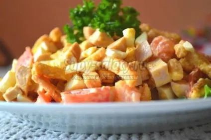 Літній салат з сухариками, ковбасою і помідорами (ковбасою і помідорами) Літній салат з сухариками, ковбасою і помідорами