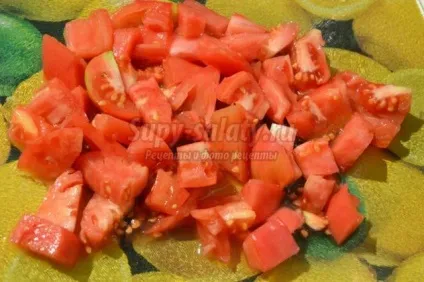 Літній салат з сухариками, ковбасою і помідорами (сухариками) Літній салат з сухариками, ковбасою і помідорами
