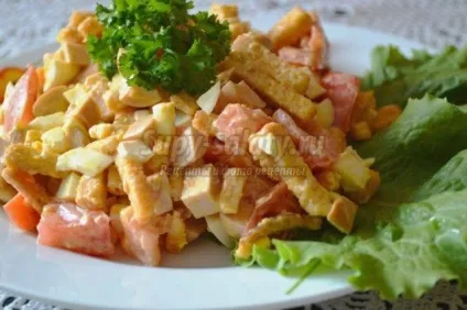 Літній салат з сухариками, ковбасою і помідорами (ковбасою і помідорами рецепт) Літній салат з сухариками, ковбасою і помідорами