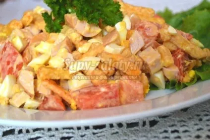 Літній салат з сухариками, ковбасою і помідорами (салат) Літній салат з сухариками, ковбасою і помідорами