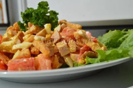 Літній салат з сухариками, ковбасою і помідорами (сухариками) Літній салат з сухариками, ковбасою і помідорами