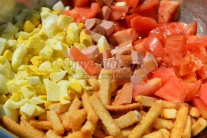 Літній салат з сухариками, ковбасою і помідорами (ковбасою) Літній салат з сухариками, ковбасою і помідорами