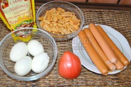 Літній салат з сухариками, ковбасою і помідорами (сухариками ковбасою помідорами) Літній салат з сухариками, ковбасою і помідорами