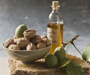 Масло волоського горіха користь і шкода, використання для волосся (масло волоського горіха для волосся) Масло волоського горіха користь і шкода, використання для волосся