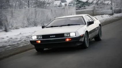 Машина часу delorean dmc-12