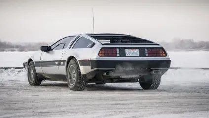Машина часу delorean dmc-12