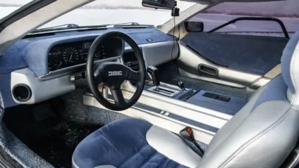 Машина часу delorean dmc-12