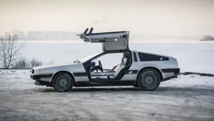 Машина часу delorean dmc-12