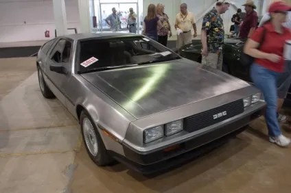 Машина часу delorean dmc-12