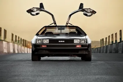 Машина часу delorean dmc-12