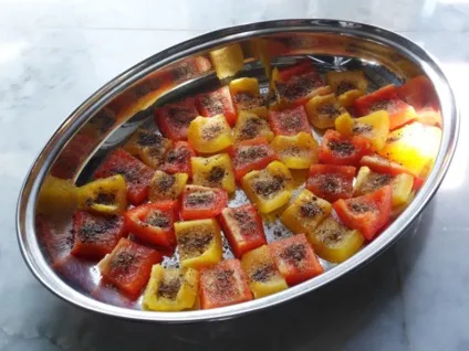 Маринований сир з в'яленими помідорами (кожну половину помідора) Маринований сир з в'яленими помідорами
