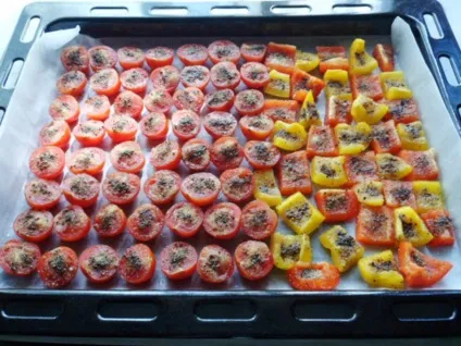 Маринований сир з в'яленими помідорами (половину помідора квадрат) Маринований сир з в'яленими помідорами