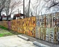 Незвичайні паркани і огорожі (всіма барвами веселки) Незвичайні паркани і огорожі