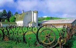 Незвичайні паркани і огорожі (всіма барвами веселки) Незвичайні паркани і огорожі