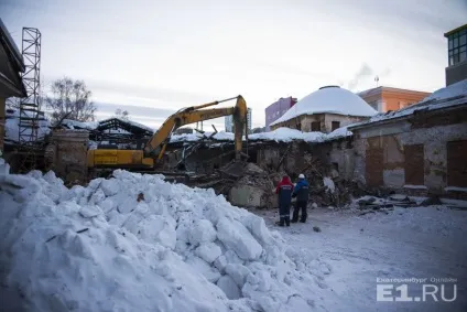 На віз-бульварі почали зносити старовинний госпіталь, який купили - за рубль (госпіталь) На віз-бульварі почали зносити старовинний госпіталь, який купили - за рубль