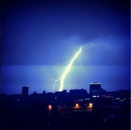Близько apple (як зловити блискавку на телефон) (Lightning Strike Photography Florian) Близько apple (як зловити блискавку на телефон)
