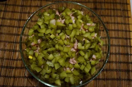 Олів'є з копченою куркою рецепт з фото (приблизно того розміру) Олів'є з копченою куркою рецепт з фото