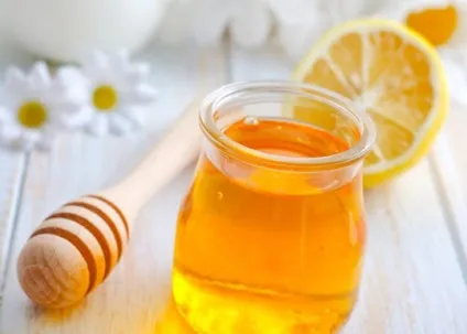 Освітлення волосся медом і корицею, лимоном, ромашкою, кефіром (волосся) Освітлення волосся медом і корицею, лимоном, ромашкою, кефіром