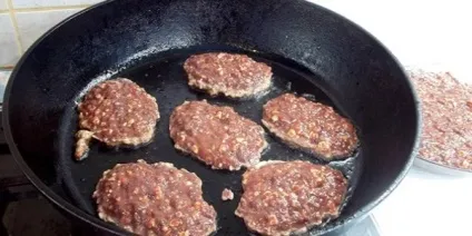 Печінкові котлети з курячої печінки покрокові рецепти (котлети курячої печінки) Печінкові котлети з курячої печінки покрокові рецепти