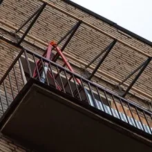 Перила на балкон види огороджень, фото, установка своїми руками (види) Перила на балкон види огороджень, фото, установка своїми руками