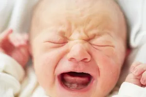 Чому немовля вигинається і плаче під час годування