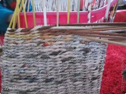 Плетене крісло з газет
